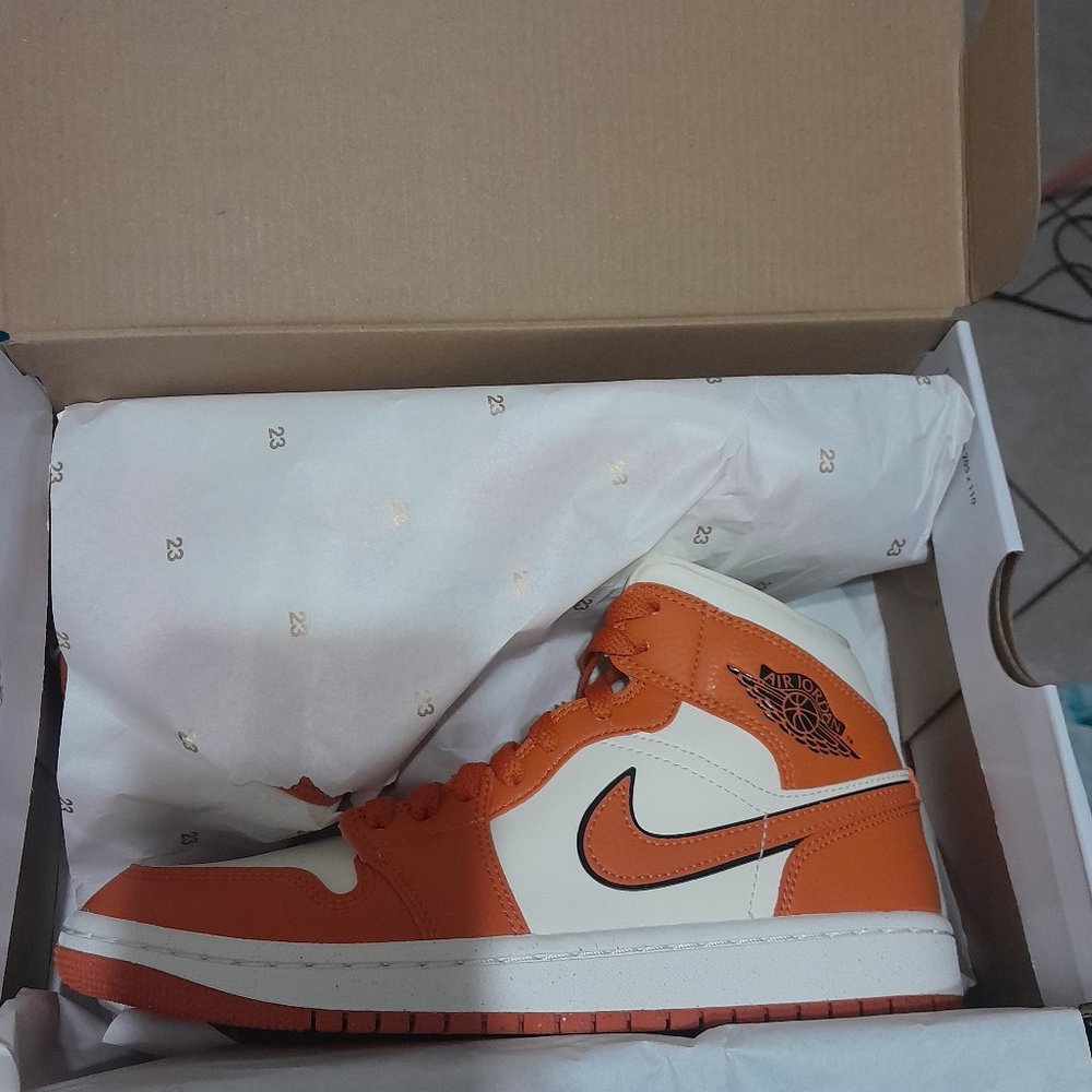 Jordan mid 1s